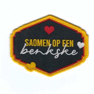Patch Saomen op een benkske